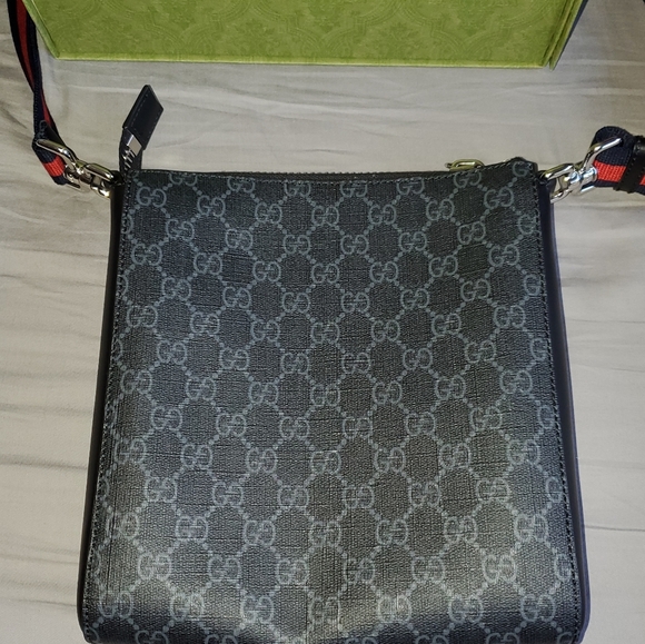 Authentic Gucci Messanger Bag /w Dust bag and Box - Picture 2 of 4